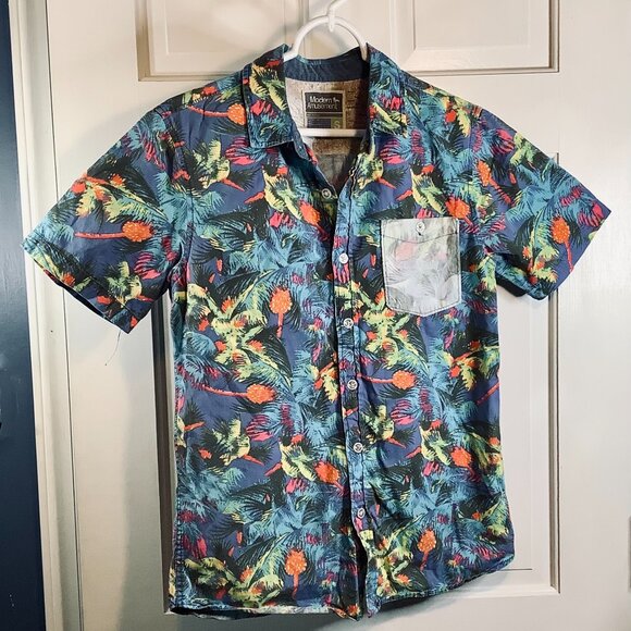 Modern Amusement Short Sleeve Palm Tree Button Up (S) - Picture 2 of 4
